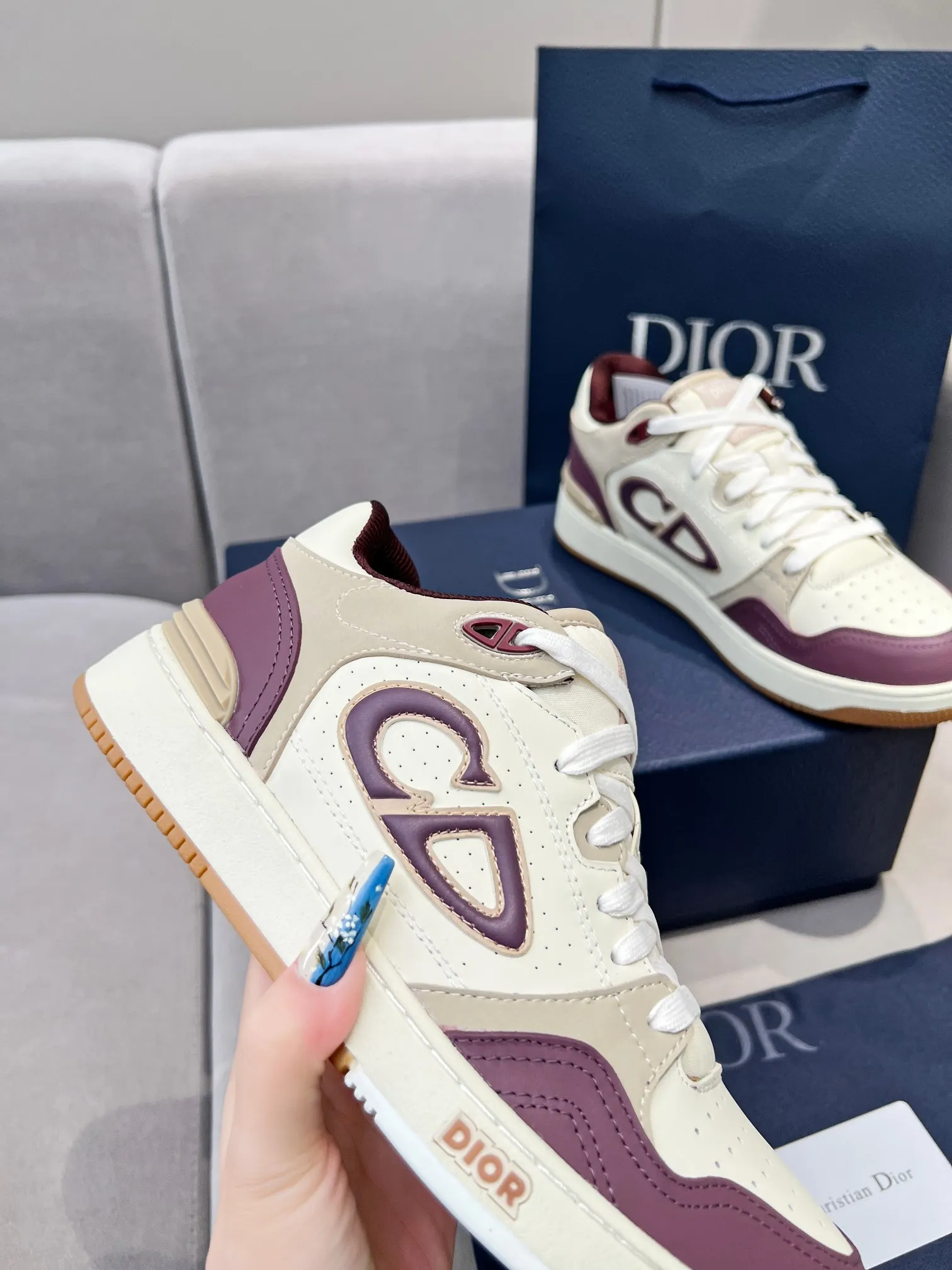 Men's Men's Shoes 💰600 Dior DiorB57 top version of low-top sneakers! ! ! Green with beige smooth first-layer cowhide, fully oiled edges, T men's shoes 💰U outsole.  The 2024 autumn men's wear series has made a wonderful debut, a new classic item launched by Dior. Crafted from smooth first-grain cow leather in vibrant green and beige, it's accented with tonal Oblique embossed labels on the sides. The distinctive laces of the same color match the color of the shoe body, and the opening and closing are decorated with various classic details on the tongue, sole and back side to enhance the style. The eyelet details, upper stitching and heel strip panels of the same color highlight the dynamic charm of its sports style. Exclusive two-color molded T men's shoes 💰U outsole is light, comfortable, non-slip and wear-resistant, the mesh lining and feet are customized with original colors, soft and breathable. Exquisite production technology highlights the grade, and can be matched with all kinds of clothing to create a refined look.